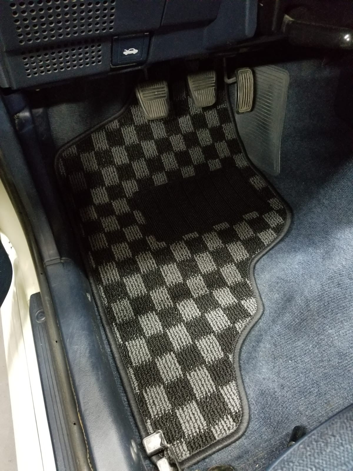 Checkered floor mats for Toyota Corolla AE86 (83-87)